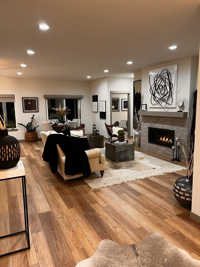 Building Photo - Brand New Luxury Home in Gated Community - Furnished Option Available