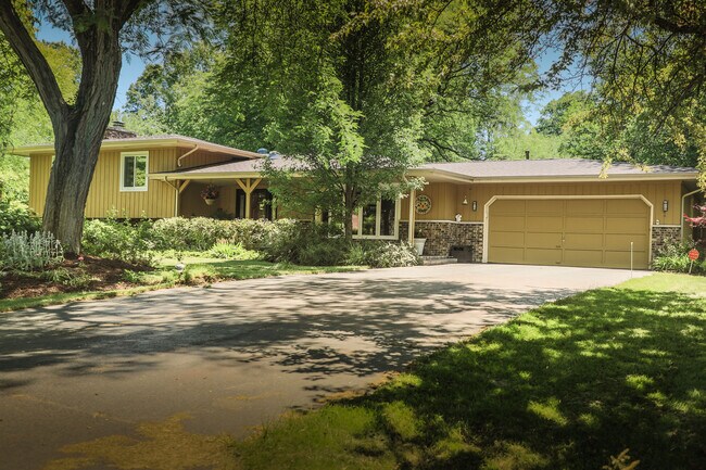 Spacious lot - 28W461 Juanita Dr House