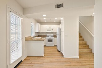 Building Photo - 3368 Rockview Pl