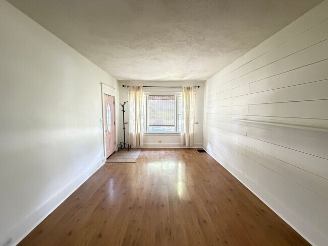 Foto del edificio - Spacious & Comfortable Two-Bedroom, and Bath House!