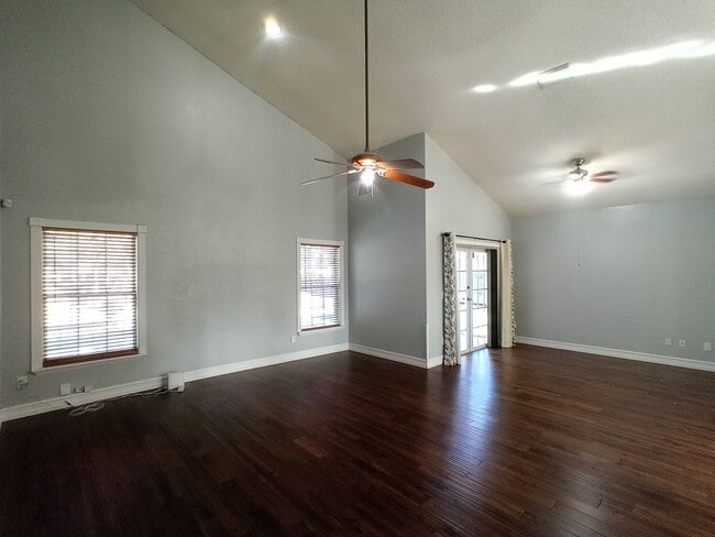 Building Photo - Discover Spacious Living in the Heart of Oviedo!