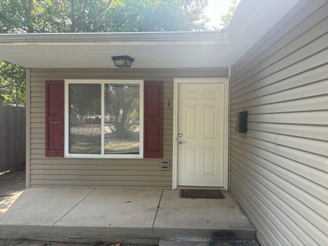 Building Photo - 3 bedroom / 2 bath
