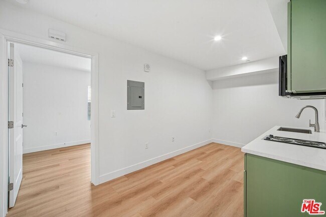 Foto del edificio - 3221 W 71st St