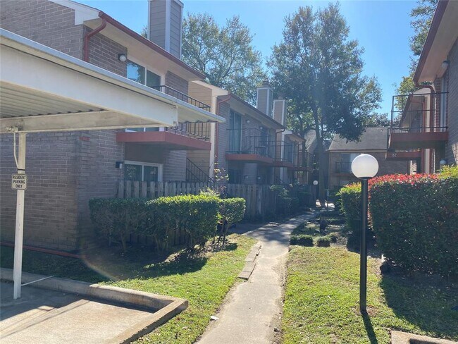 Foto del edificio - 12955 Woodforest Blvd