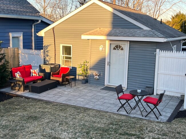 Mmmmmmmm - 749 1st St