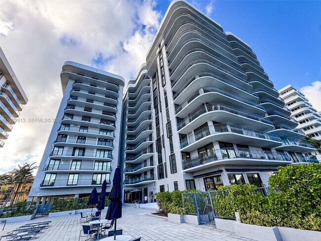 Foto del edificio - 8877 Collins Ave