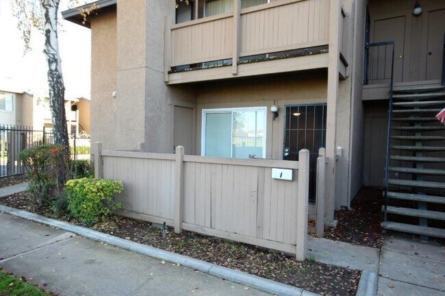 Foto del edificio - GREAT 1ST FLOOR CONDO