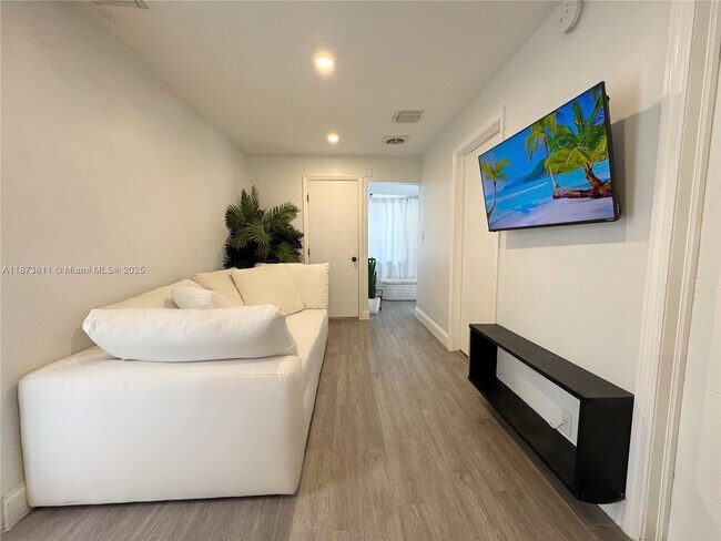 Foto del edificio - 174 NE 55th St