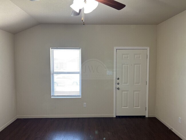 Foto del edificio - 5705 Rustler Dr