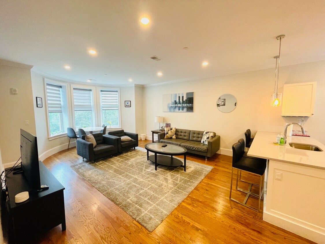 Primary Photo - 1248 Beacon St