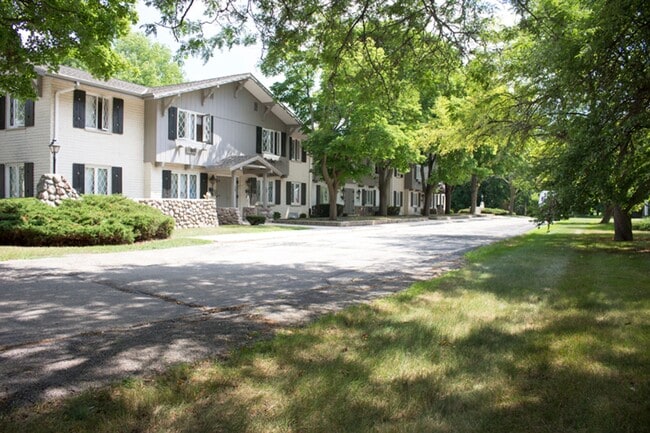 Building Photo - Upper Studio Apartment Available at our Cedar View Apartments