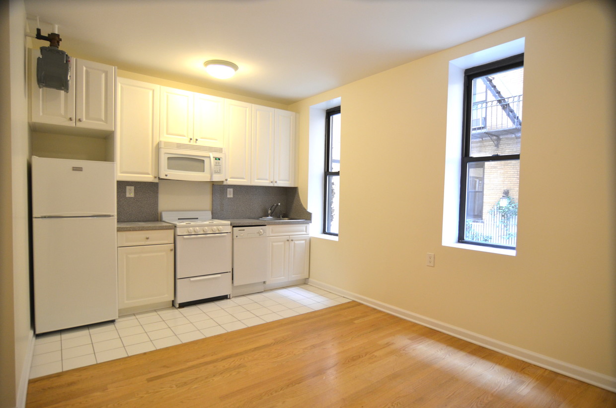 Foto principal - 305 W 45th St