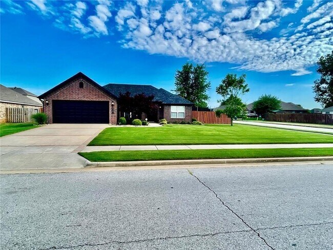Building Photo - 4305 SW Limestone Ave