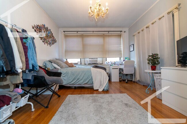 Foto del edificio - Massive Student Big Bed Near BU Campus w Ht & HW Included!