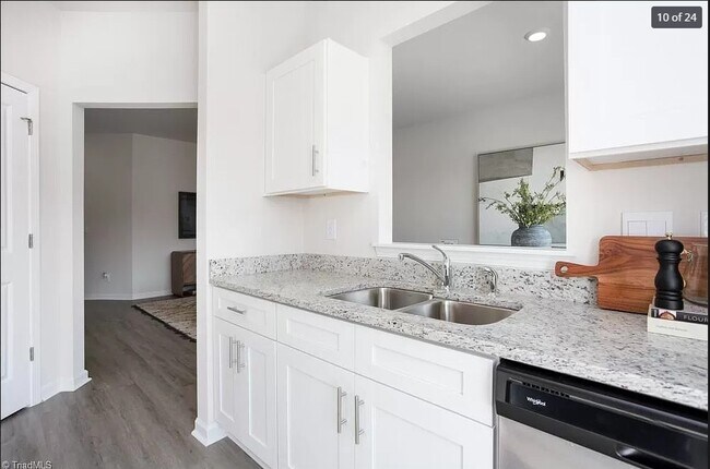 Foto del edificio - 5411 Carrington Ct