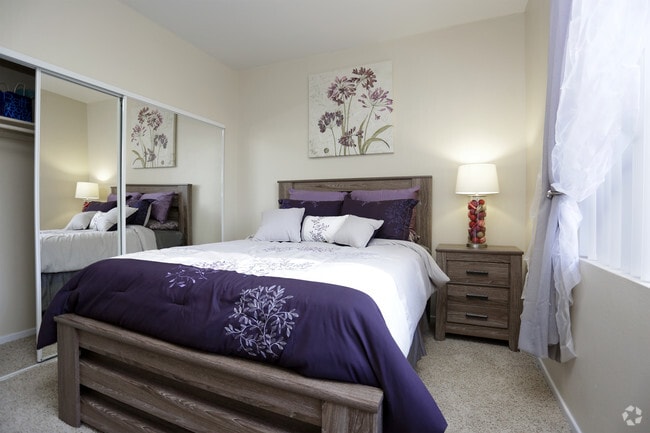 2BR, 2BA - 1033 SF - Hawthorne Hill