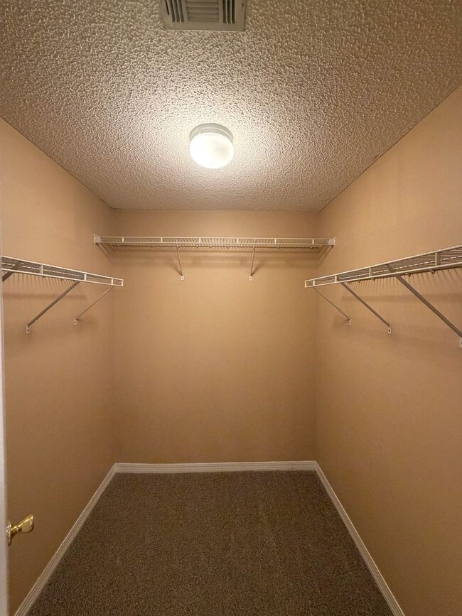 Building Photo - 3/2 Move-in Ready