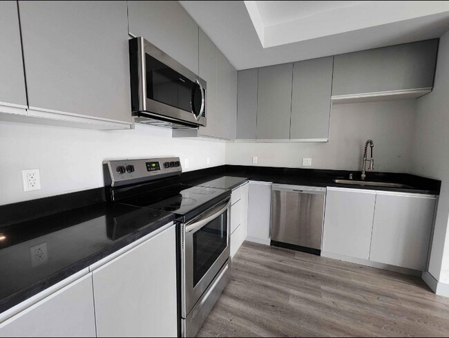 Foto del edificio - 7040 Woodman Ave
