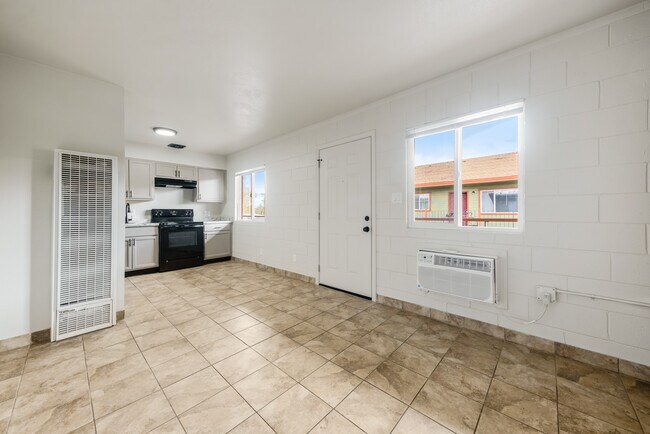 Foto del edificio - LOCUST CANYON APARTMENTS