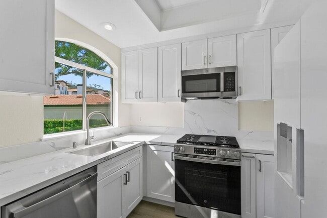 Building Photo - Updated Coastal Retreat in Laguna Niguel w...