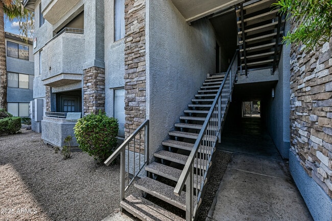 Building Photo - 2025 E Campbell Ave
