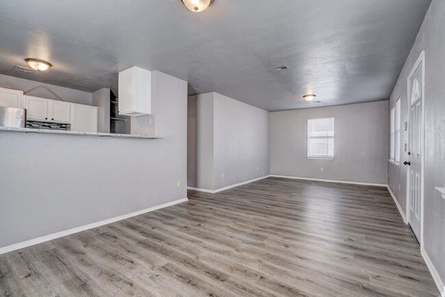 Building Photo - Spacious 4-Bed Gem with Modern Upgrades in...