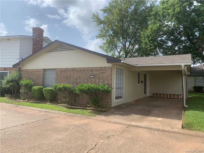 Building Photo - 111 Carriage Square Dr