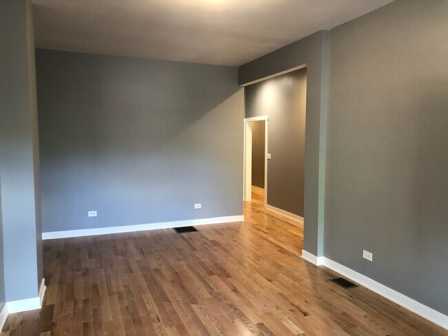 Sala de estar/Pasillo - 5521 S Dorchester Ave