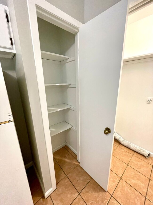 Building Photo - 2 BED / 1 Bath Apartment in Truman.  READY...