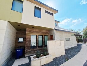 Building Photo - 607 Peacock Ln