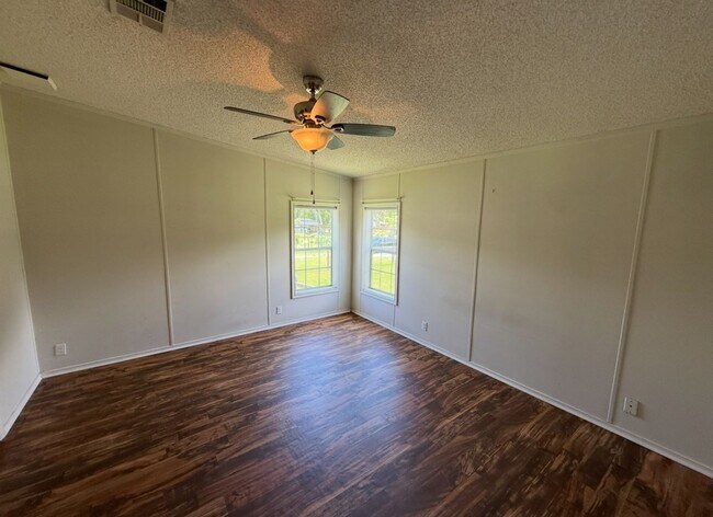 Building Photo - 3 Bedroom / 2 Bath House On A Acre