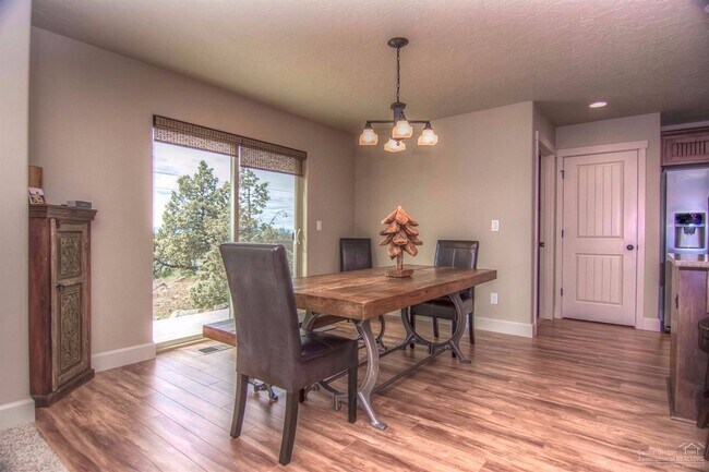 Building Photo - Gorgeous 4-bedroom single level unfurnished Terrebonne Home with Mountain Views!