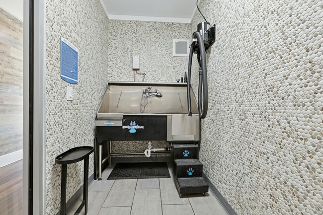 Building Photo - One Metrocenter