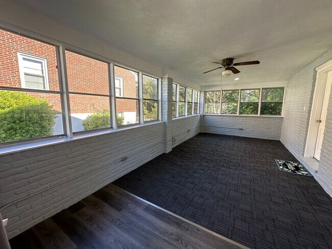 Foto del edificio - Spacious brick house in Lynchburg!