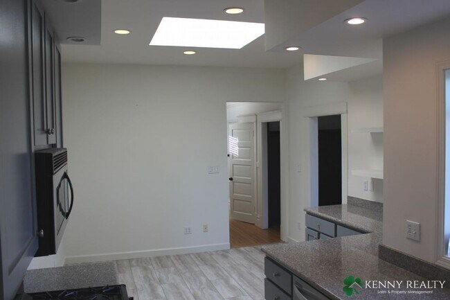 Foto del edificio - Coming Soon: Top Floor Flat with Updated K...