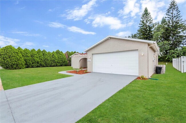 Foto del edificio - 8303 Broken Willow Ln