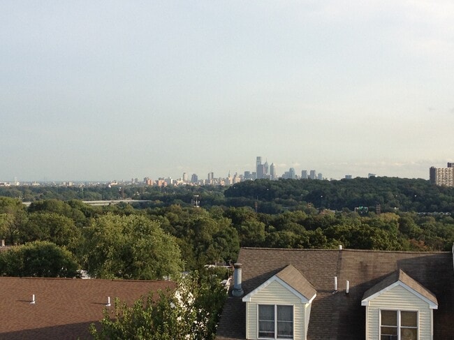 Building Photo - 240 Lauriston St