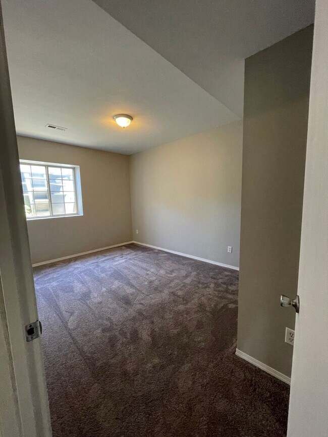 Building Photo - COMING SOON! Duplex in Ozark