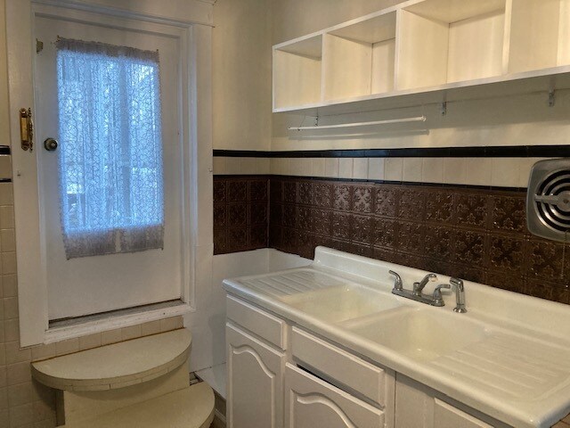 cabinets / farm sink - 890 Lancaster St