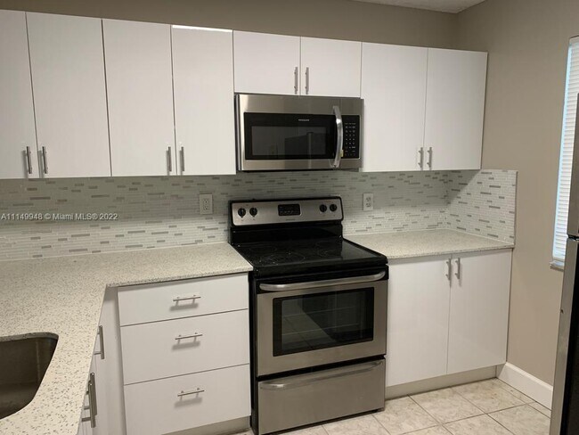 Foto del edificio - 8700 Sherman Cir N