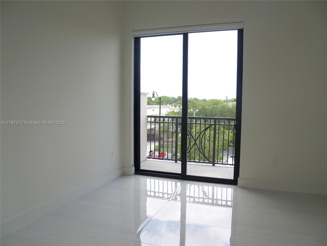 Building Photo - 301 Altara Ave