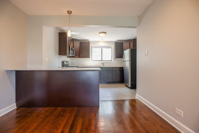 Photo - 6803 N Ridge Blvd (Chicago, IL) Apartment