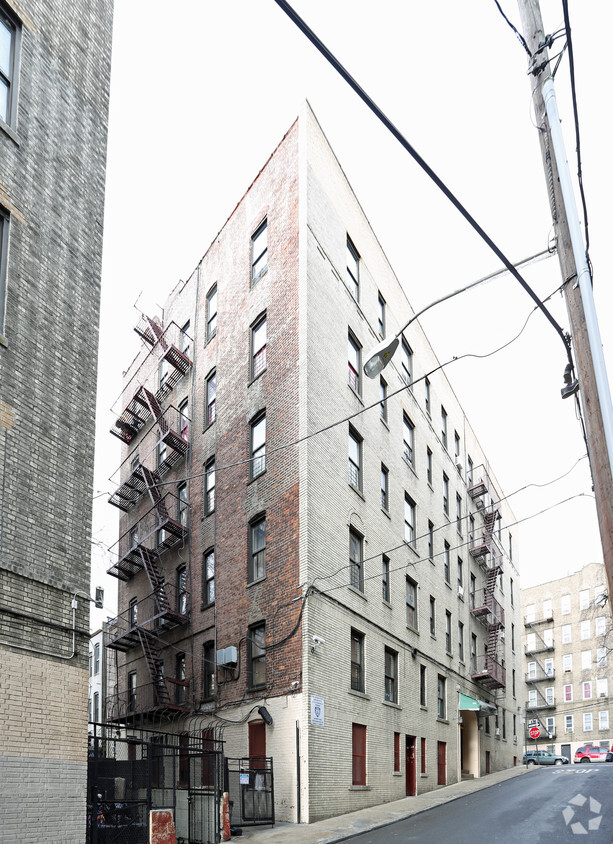 Building Photo - 364 E 209th St