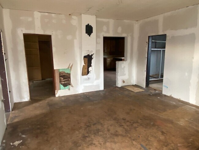 Foto del edificio - Now Available!! Fixer Upper! - $390 Month / $500 Down