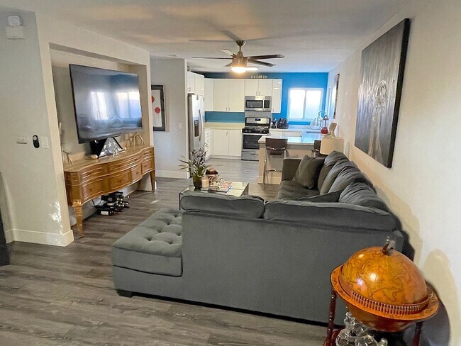 Foto del edificio - Newly Remodeled Home with HUGE Fenced Yard