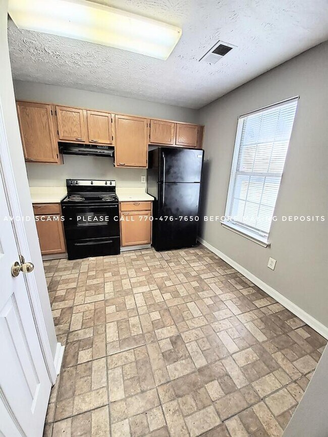 Building Photo - Renovated Spacious TH, Hardwoods on main, ...