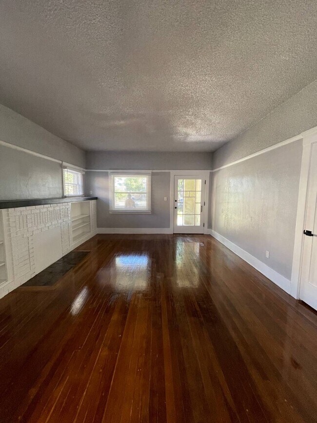 Foto del edificio - 835 E Weldon Ave