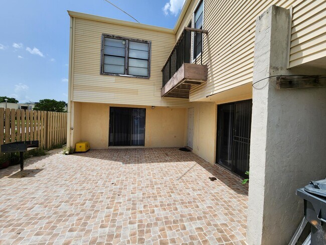 Foto del edificio - 1528 Shaker Cir