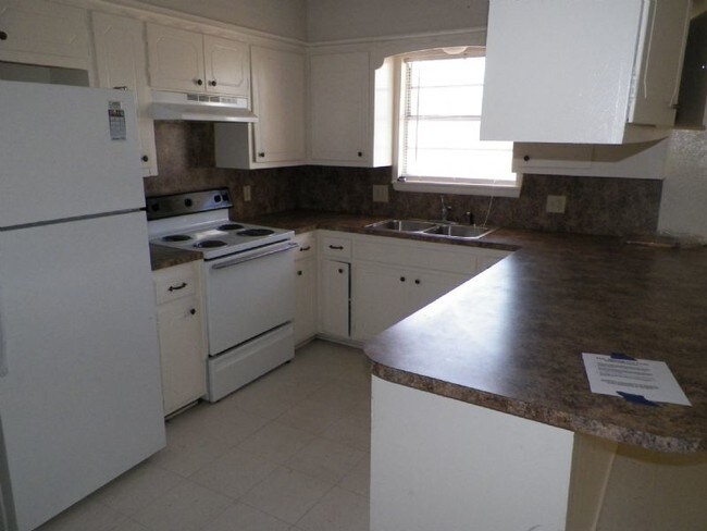 Building Photo - Great East Lawton 4 bedroom home