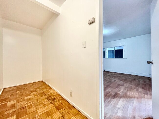 Foto del edificio - 1361 W Temple St